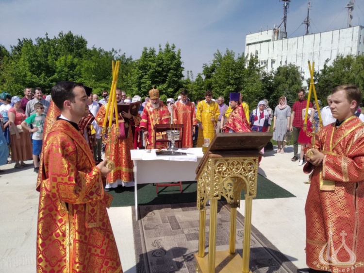 В Волжском освятили закладной камень новой церкви 35.170.82.159 