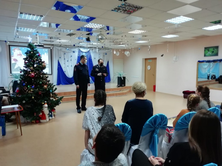 В Волжском «Полицейский Дед Мороз» поздравил с Новым годом воспитанников центра помощи детям
