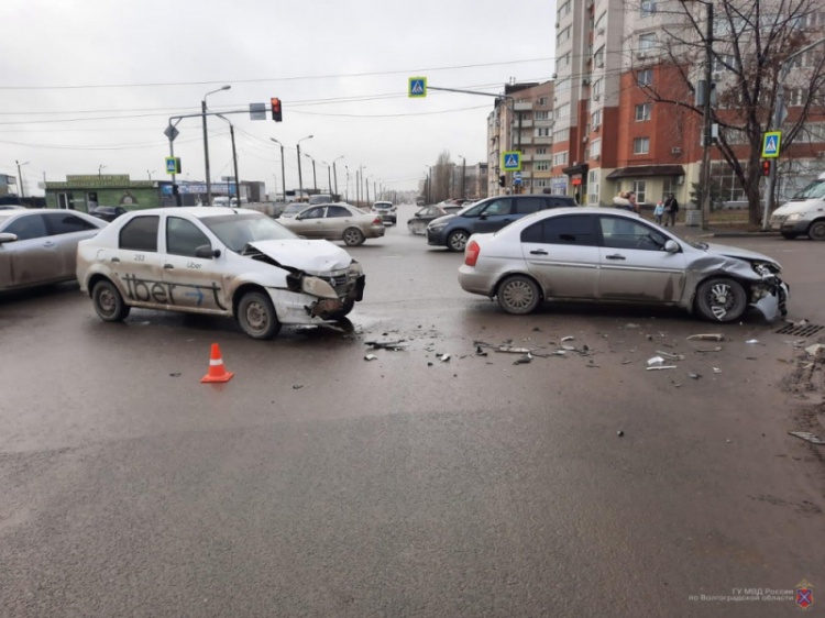 В Волжском в ДТП пострадал пассажир такси 35.153.100.128 