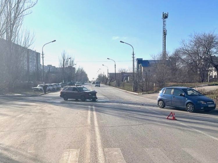 В Волжском водители-нарушители устроили два ДТП во дворе и на перекрестке 23.20.20.52 