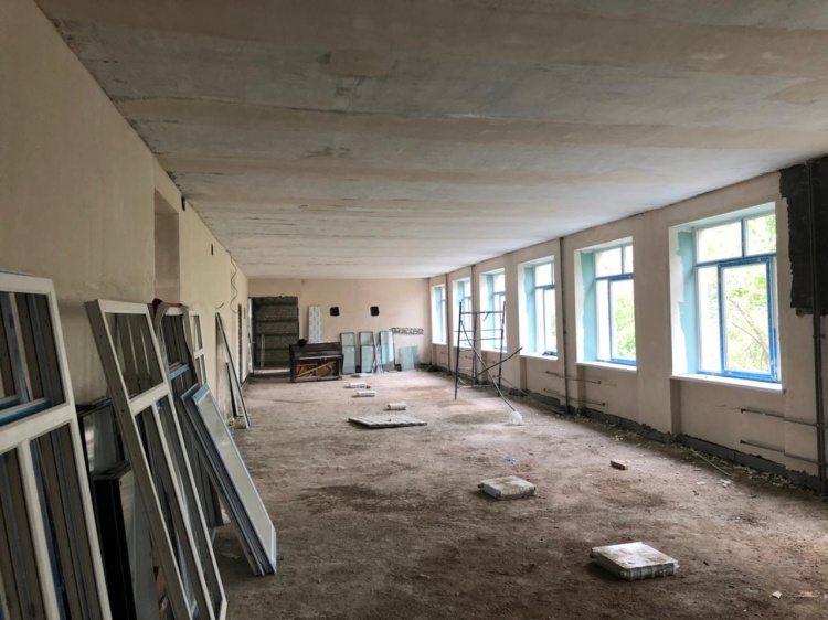 В здании школы № 19 в Волжском выполнили лишь половину работ 3.235.65.220 