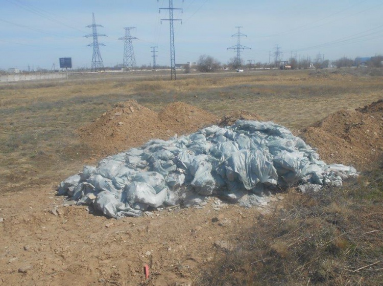 Волгоградец выбросил строительный мусор на территории Волжского 3.236.50.79 