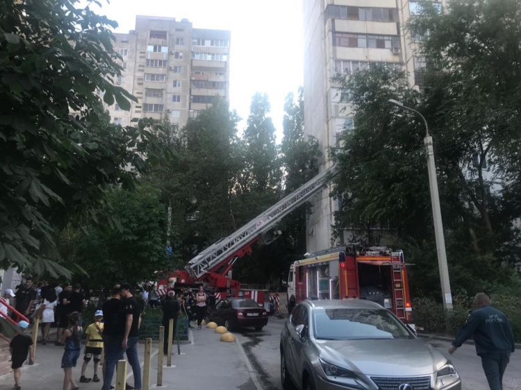 Волгоградские пожарные эвакуировали жителей высотки и откачали кошку 3.235.228.219 