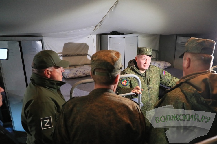 Губернатор Андрей Бочаров посетил мобилизованных на полигоне Прудбой