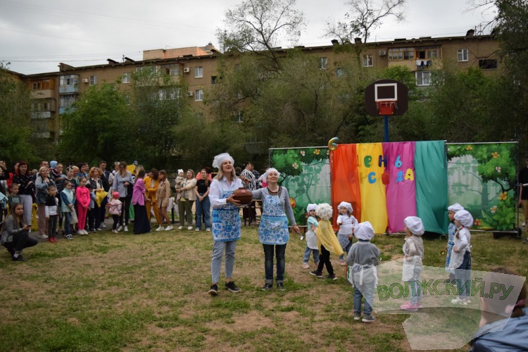 КВН, мороженое и Каша из топора: в Волжском отметили день соседей