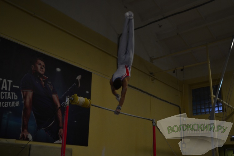 Ловкость, сила и упорство: в Волжском за медали сражались гимнасты
