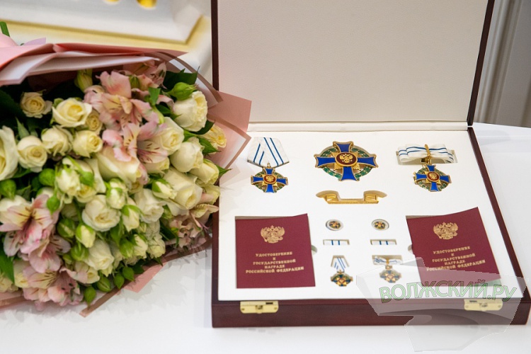 Многодетной семье из Волжского торжественно вручили президентскую награду