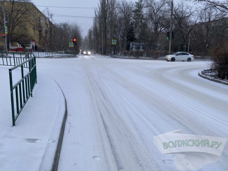 На дороги Волжского вышла спецтехника для уборки первого снега