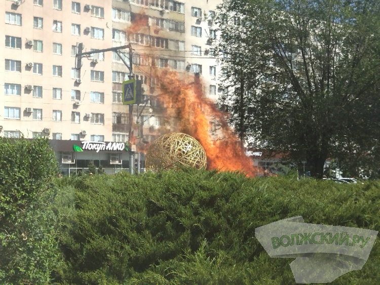 На площади им. В.И. Ленина горит светодиодный шар и зеленые насаждения