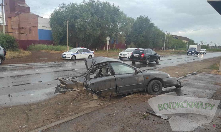 На трассе близ Волжского «Kia»  влетела в столб: погиб пассажир 