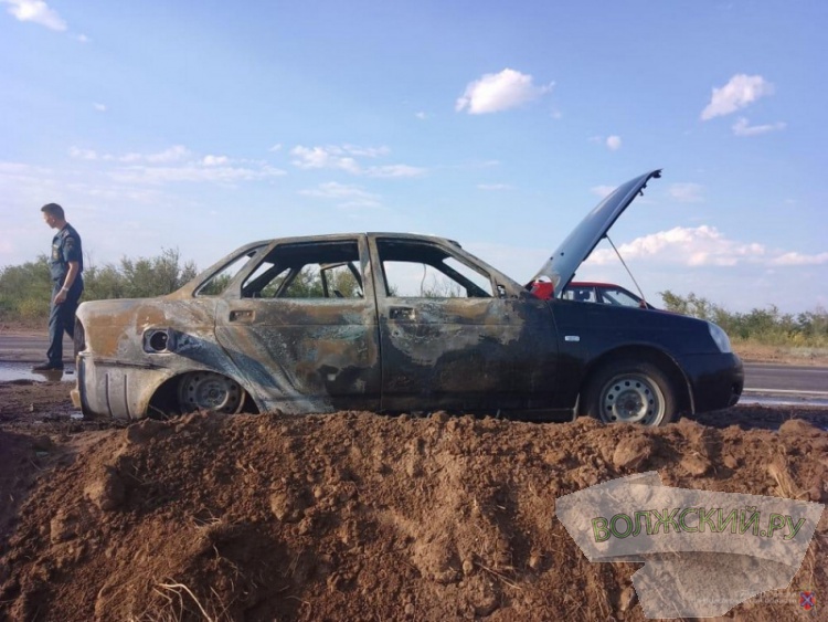 На трассе под Волгоградом в ДТП погиб подросток и едва не сгорела целая семья