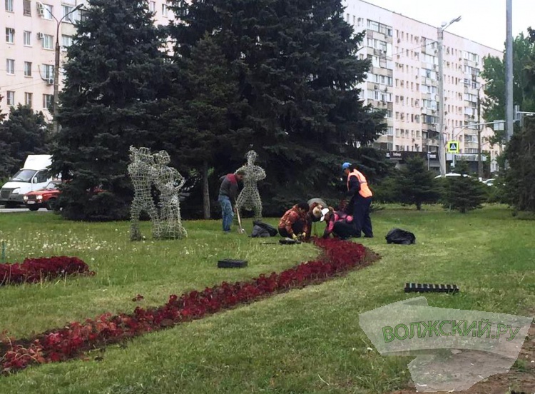 На улицах  Волжского навели чистоту в преддверии праздников 