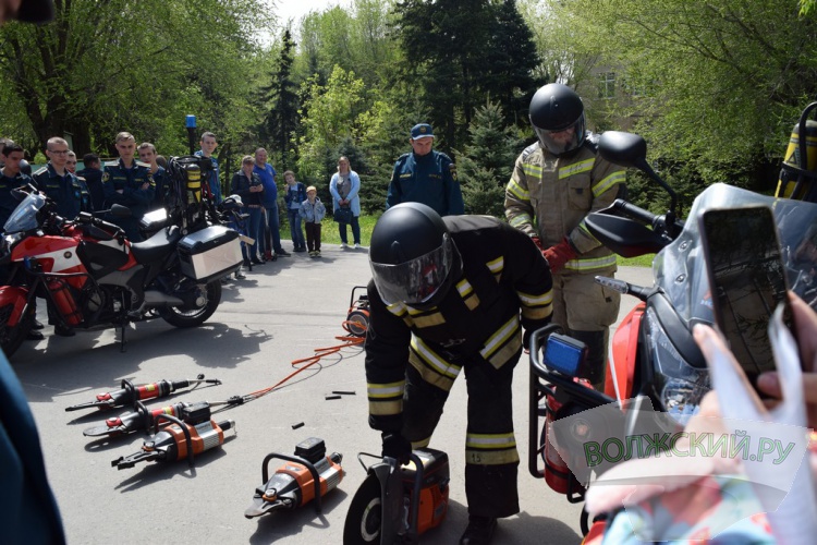 Сирена, брандспойт и цветные мелки: в Волжском отметили день образования пожарной охраны