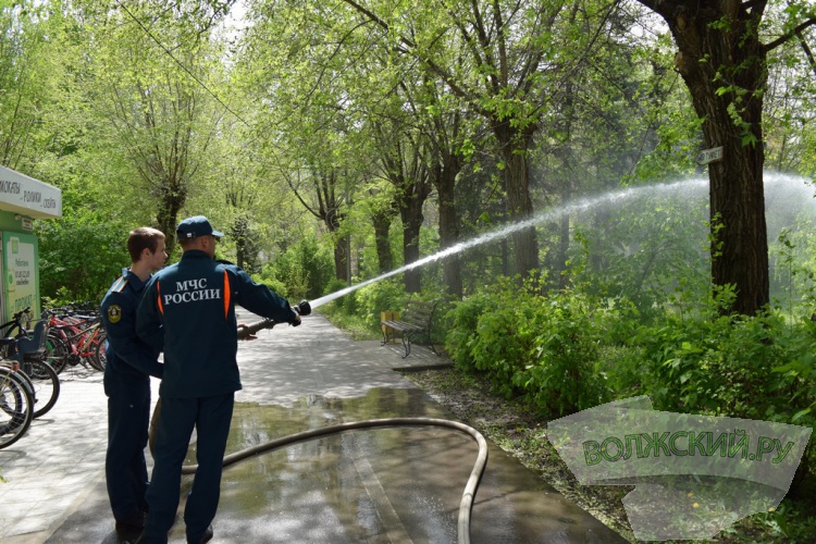 Сирена, брандспойт и цветные мелки: в Волжском отметили день образования пожарной охраны