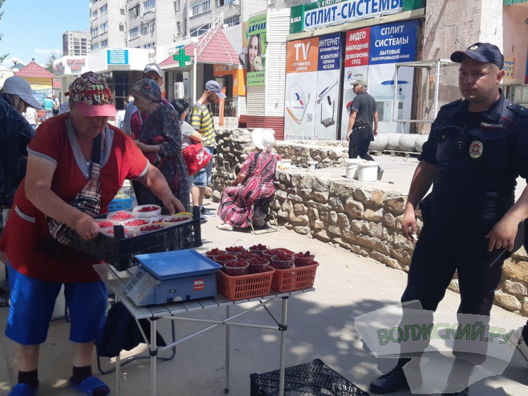 Сомнительное качество и мусор: в Волжском снова разогнали уличных торговцев