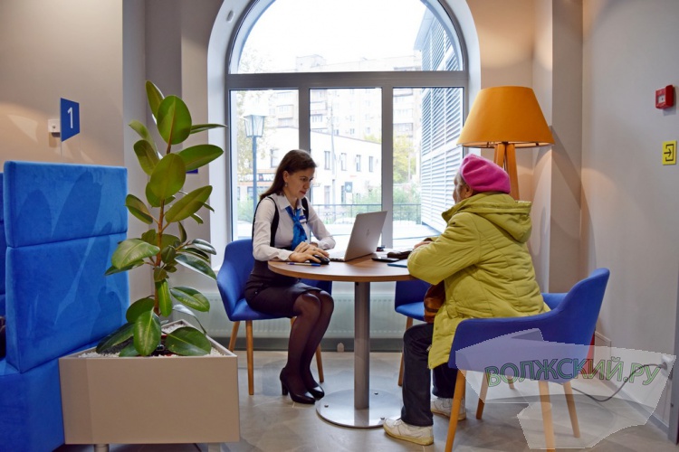 Столики у окна, кофе и торшеры: в Волжском открылся первый в регионе «умный» офис ВТБ