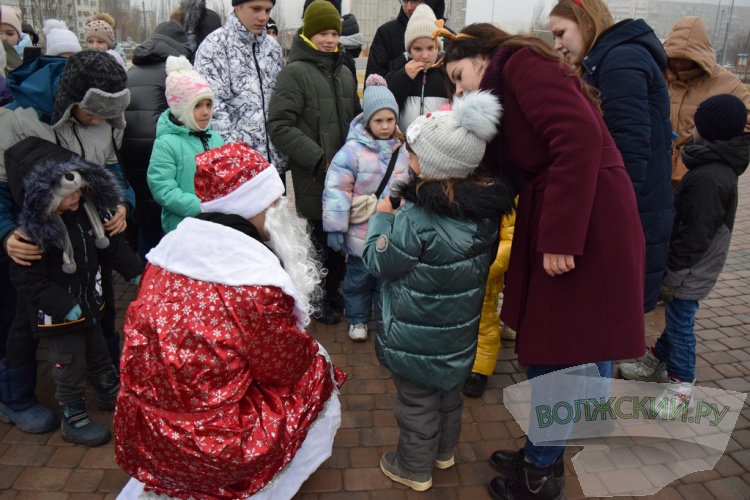 Танцы, хороводы и Дед Мороз: в «Космопарке» Волжского весело отметили Новый год