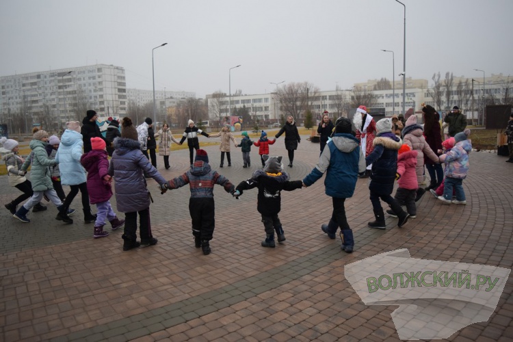 Танцы, хороводы и Дед Мороз: в «Космопарке» Волжского весело отметили Новый год