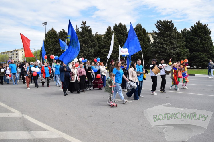 Труд и май: в Волжском впервые после пандемии прошла демонстрация трудящихся