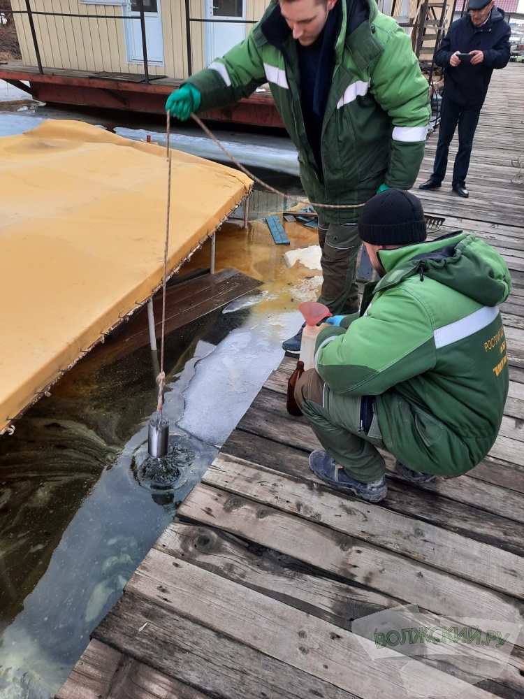 У берегов Краснослободска на Волге затонул пассажирский теплоход