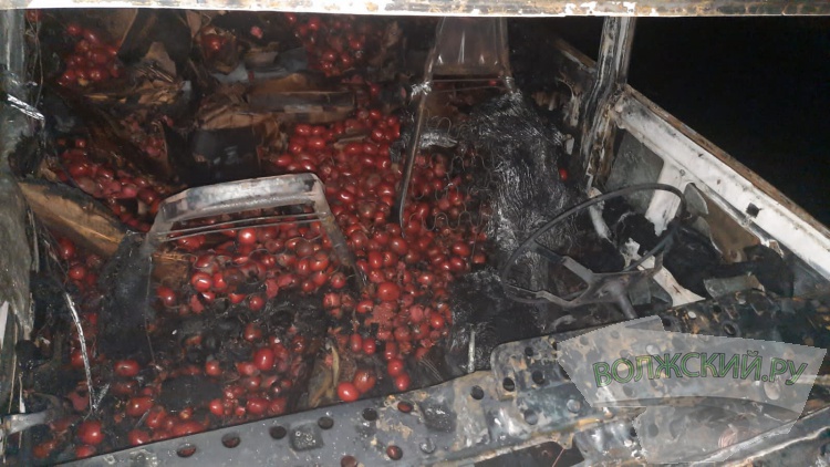 В промзоне Волжского сгорела «семерка» полная помидоров