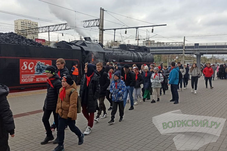 В Волгоград прибыл патриотический поезд на паровозе 50-х годов прошлого века