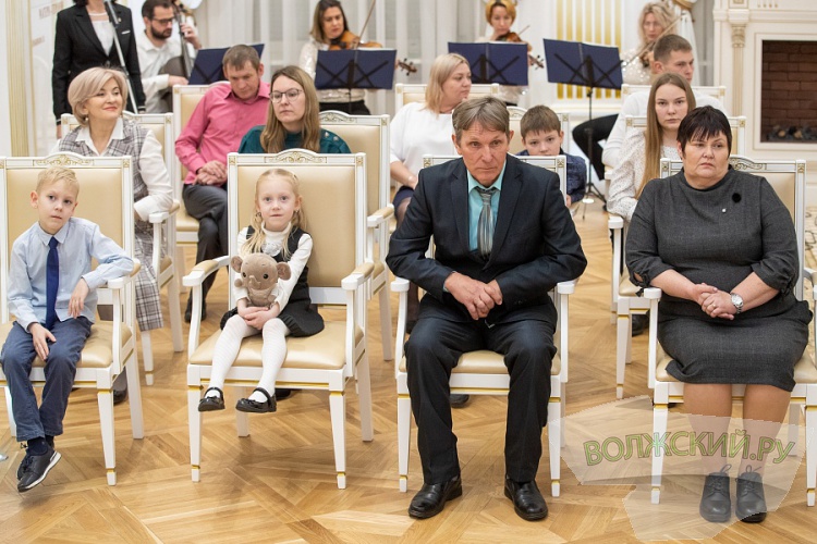 В Волгоградской области матери 11 детей вручили орден «Мать-героиня» 