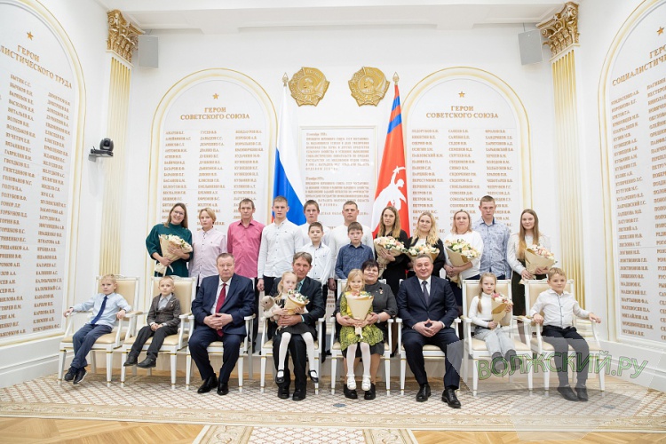 В Волгоградской области матери 11 детей вручили орден «Мать-героиня» 