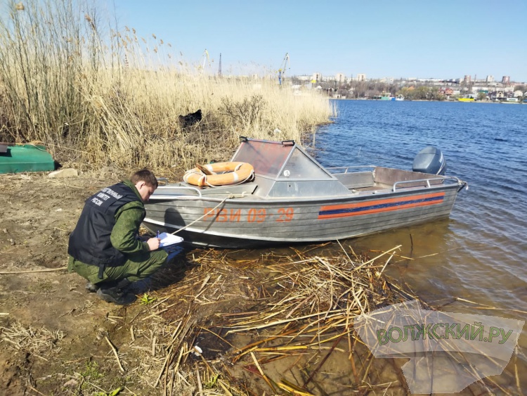 В Волгоградской области на Волге перевернулся катер: 12-летнего подростка не нашли