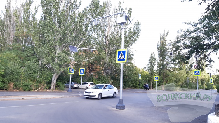 В Волжском на двух периферийных дорогах установили 150 дорожных знаков