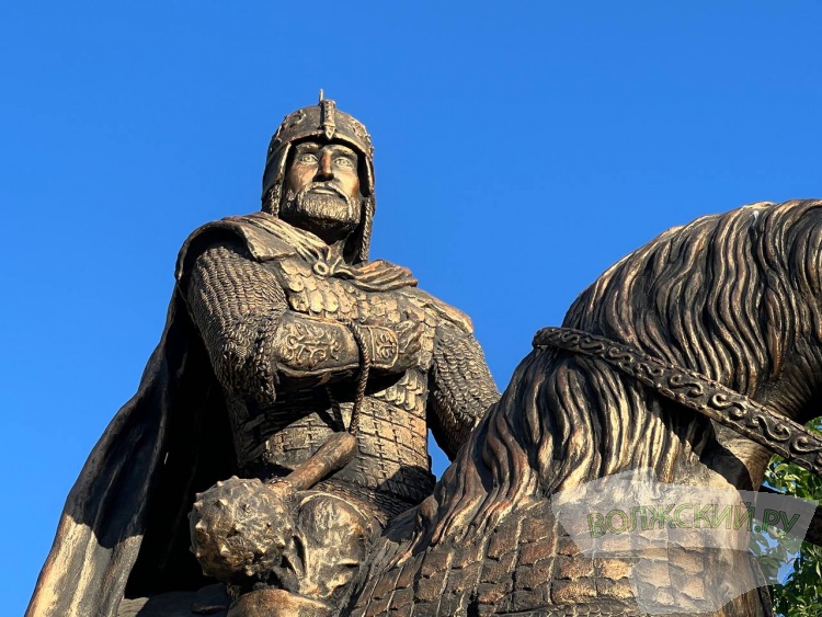 В Волжском открыли памятник Александру Невскому на коне