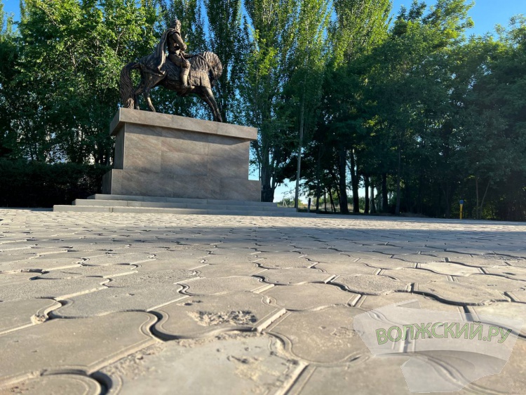 В Волжском открыли памятник Александру Невскому на коне