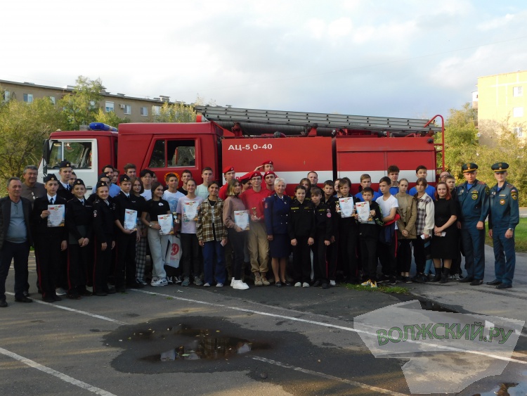 В Волжском прошли состязания по пожарному спорту среди школьников
