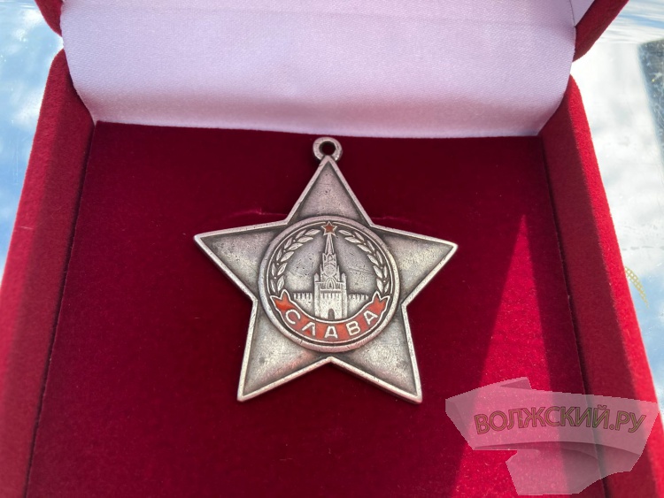 В Волжском родным героя Великой Отечественной войны передали Орден Славы