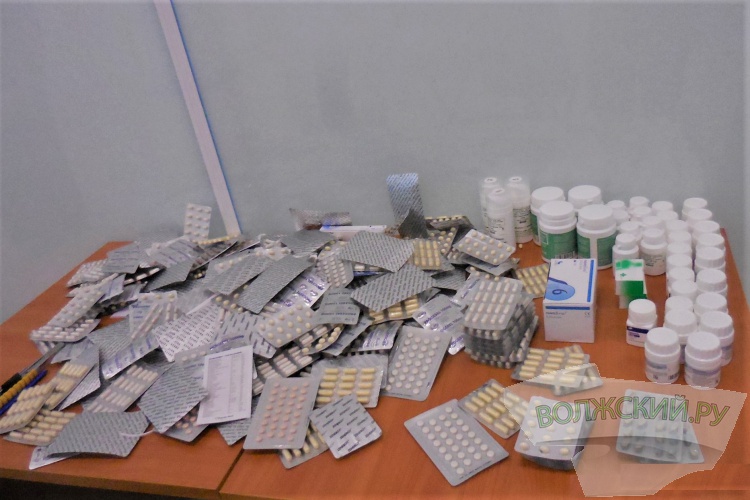 Волгоградка привезла в регион из Турции два чемодана с лекарствами и наркотиками