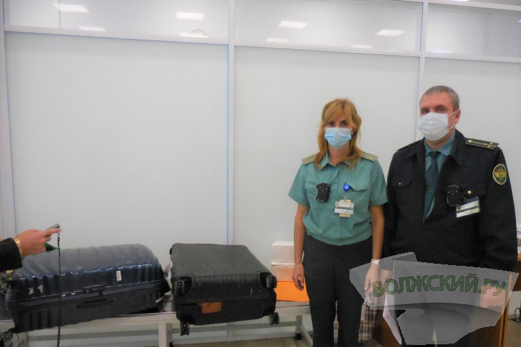 Волгоградка привезла в регион из Турции два чемодана с лекарствами и наркотиками