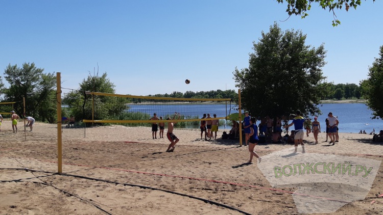 Волейбол и пенная вечеринка: в Волжском открыли пляжный сезон