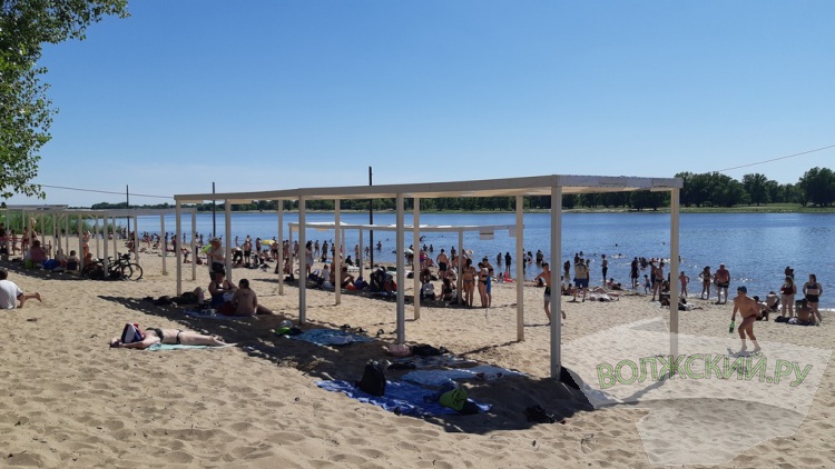 Волейбол и пенная вечеринка: в Волжском открыли пляжный сезон