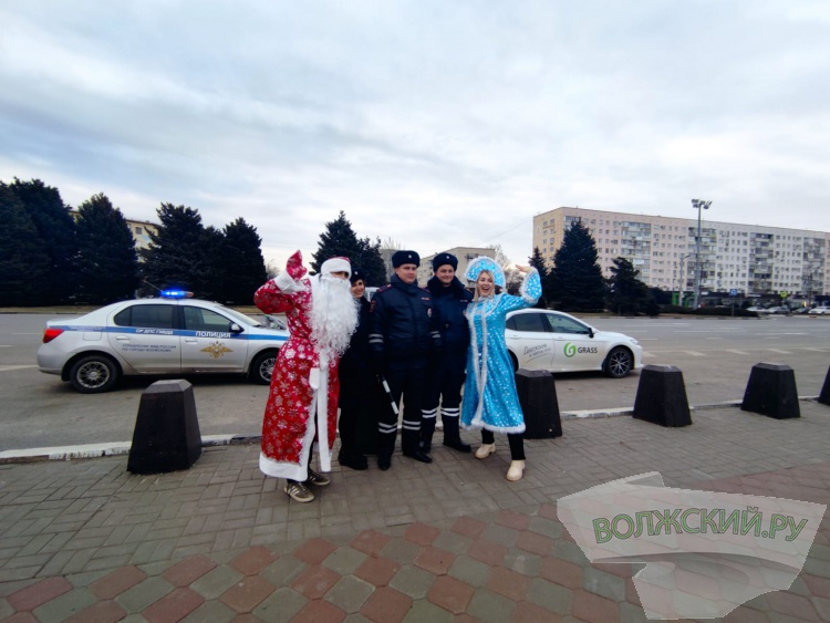 Волжские автоинспекторы поздравили автомобилистов с Новым годом