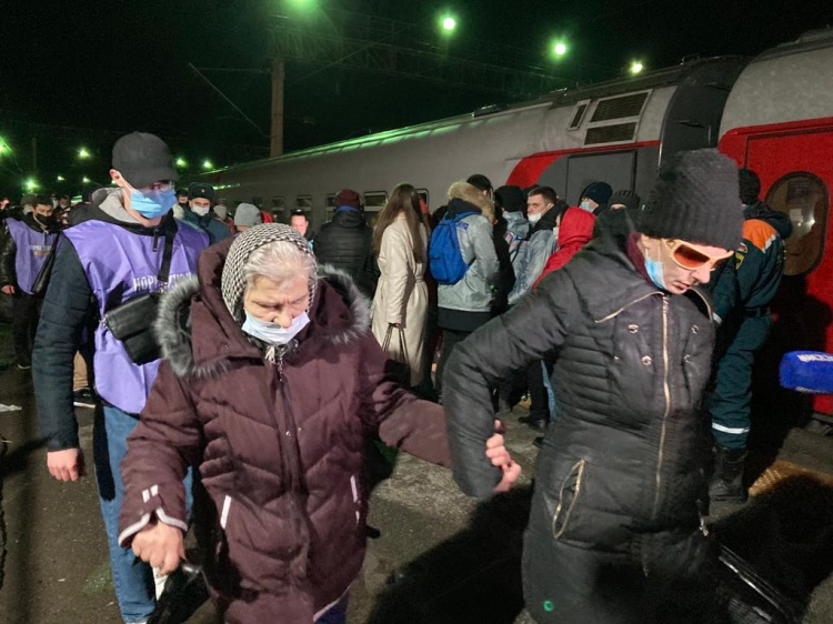 Беженцев из Донбасса протестировали на ковид и накормили