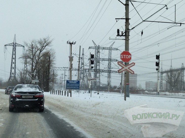 У съезда с моста Волжской ГЭС сняли нашумевший знак «STOP» 3.238.72.122 