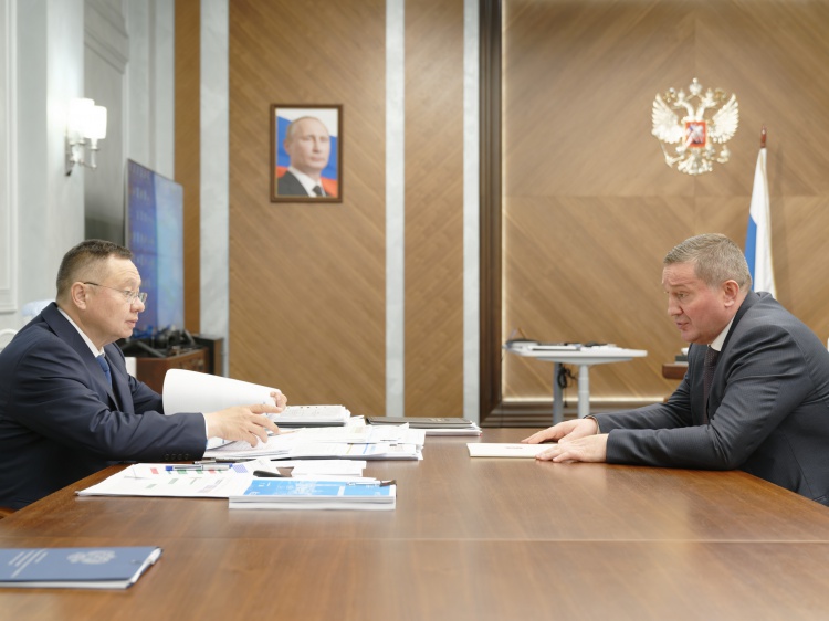 Глава Минстроя и Андрей Бочаров обсудили развитие региона