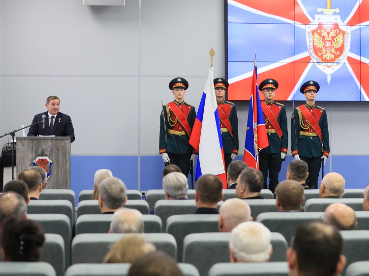 Губернатор Андрей Бочаров вручил награды сотрудникам УФСБ 44.192.38.49 