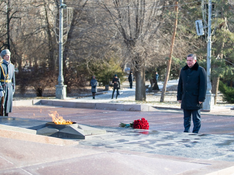 Губернатор Волгоградской области почтил память Неизвестного солдата