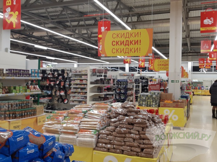 Жители региона в январе купили товаров почти на 44 миллиарда рублей