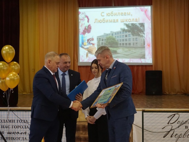 Мэр Волжского поздравил поселковую школу с юбилеем