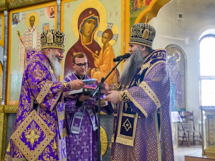 Митрополит Нижегородский и Арзамасский посетил Волжский и подарил сухари