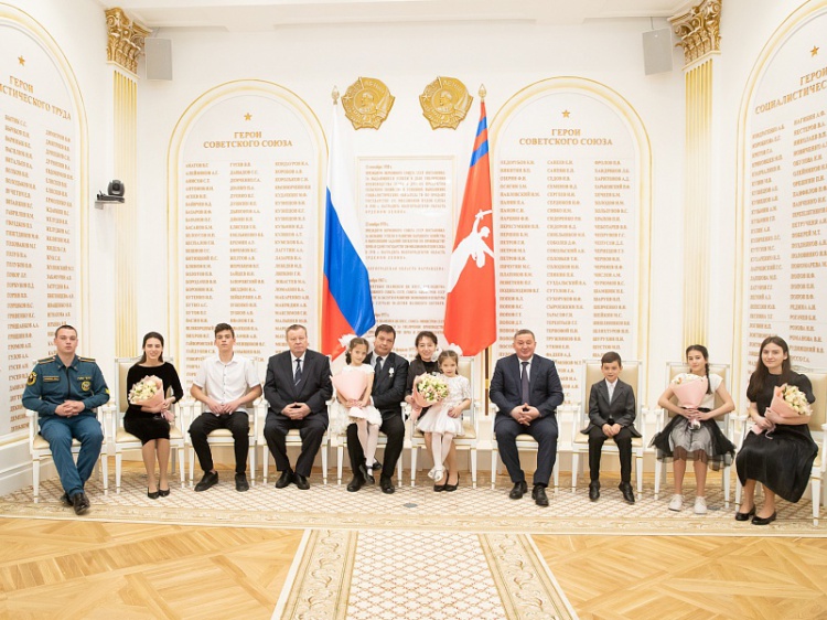 Многодетной семье из Волжского торжественно вручили президентскую награду