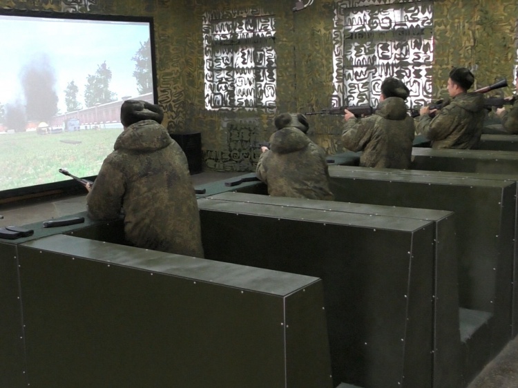 Мобилизованные Волгоградской области учатся стрелять в лазерном тире