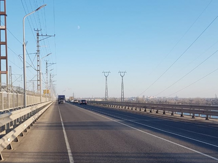 Мостовой комплекс Волжской ГЭС обрабатывают жидкими реагентами